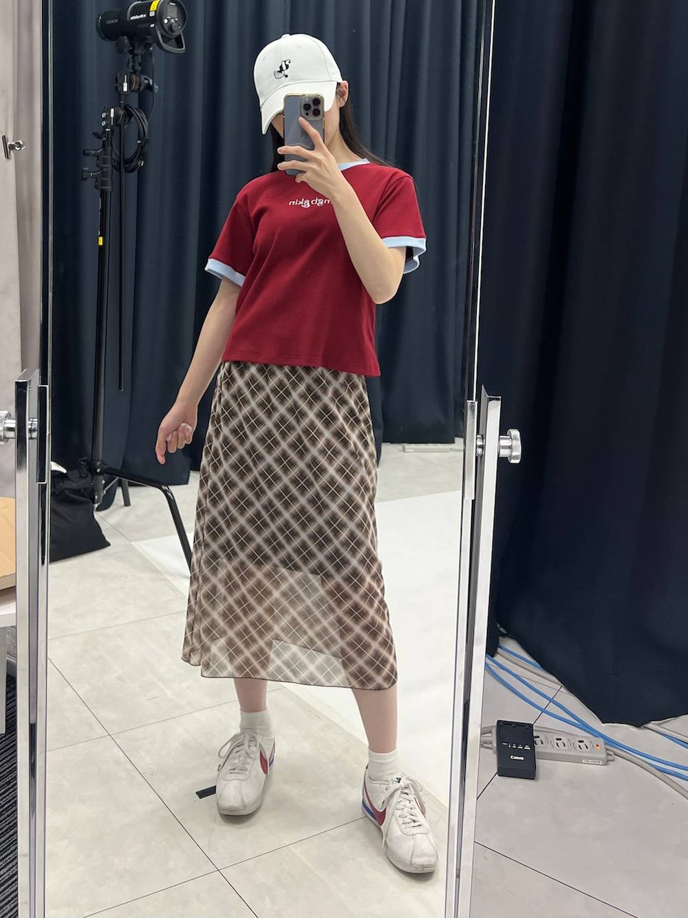 ブラウン系のスカート、ホワイト系のTシャツ/カットソーを着用したレディースの夏コーディネートの6枚目の写真