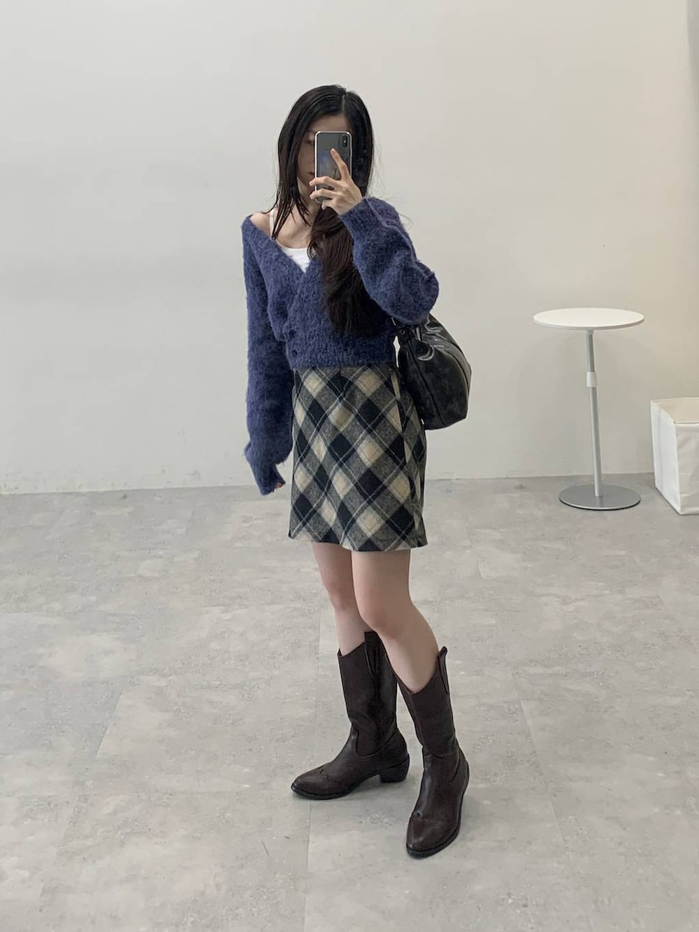 グレー系のカーディガン/ボレロ、ブラック系のスカート、ブラック系のブーツを着用したレディースの秋コーディネートの3枚目の写真