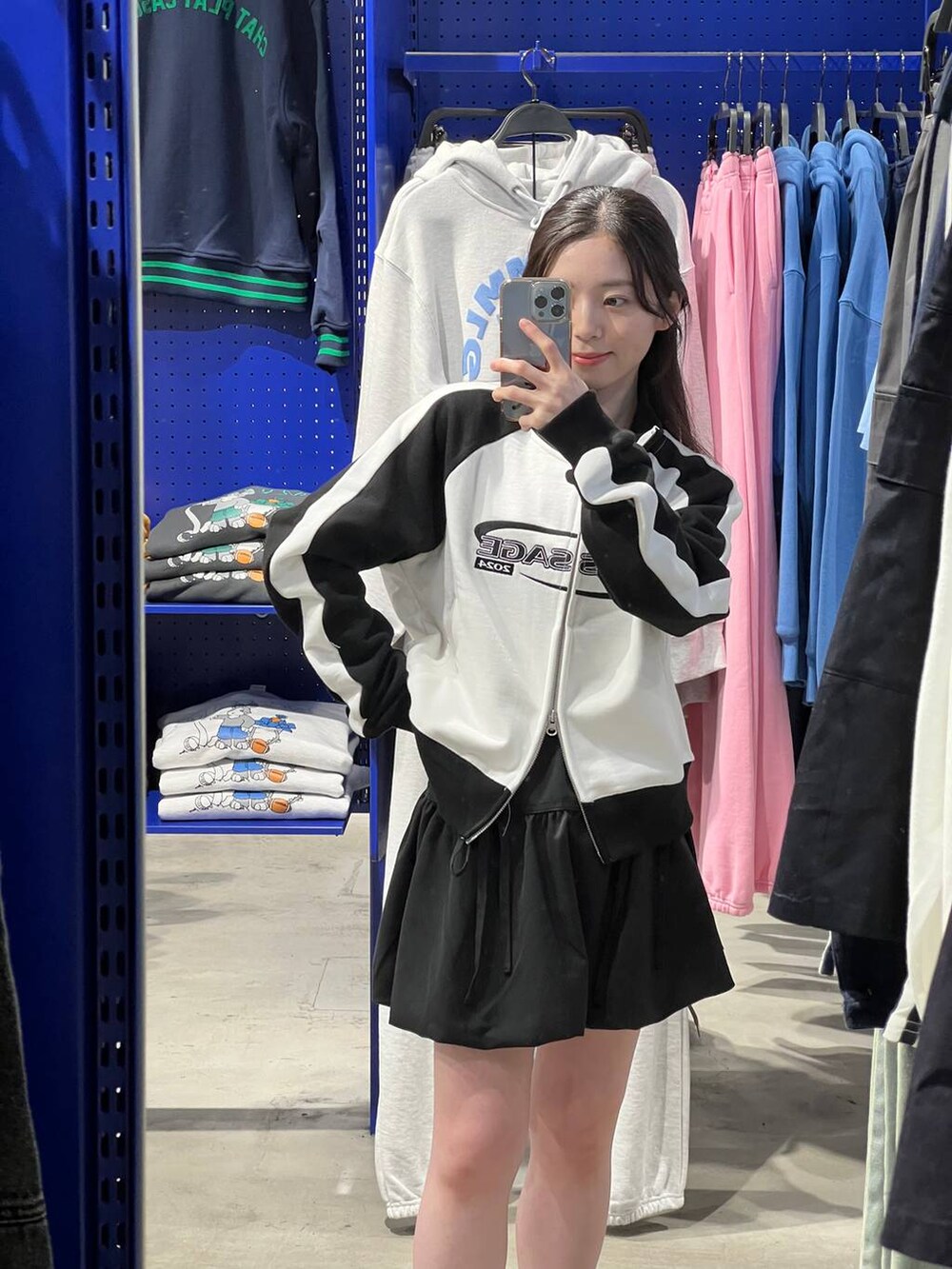 ブラック系のスカート、ホワイト系のスウェットを着用したレディースの春コーディネートの3枚目の写真