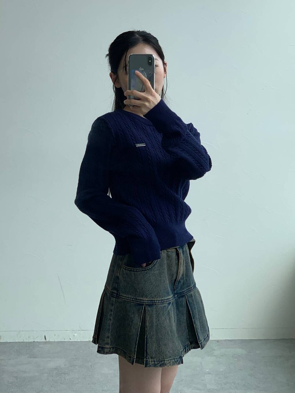 ブルー系のTシャツ/カットソー、ブルー系のデニムスカートを着用したレディースの秋コーディネートの7枚目の写真