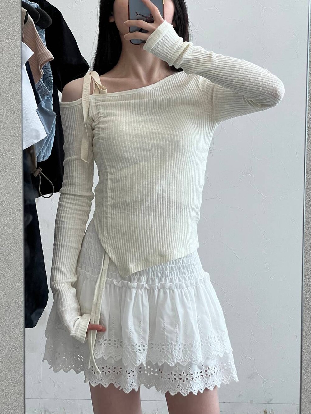 ホワイト系のスカートを着用したレディースの春コーディネートの6枚目の写真