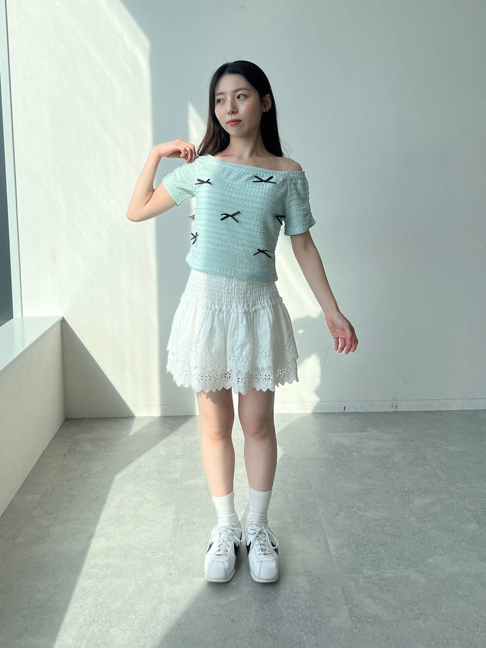 ホワイト系のスカート、ブルー系のTシャツ/カットソーを着用したレディースの夏コーディネートの2枚目の写真