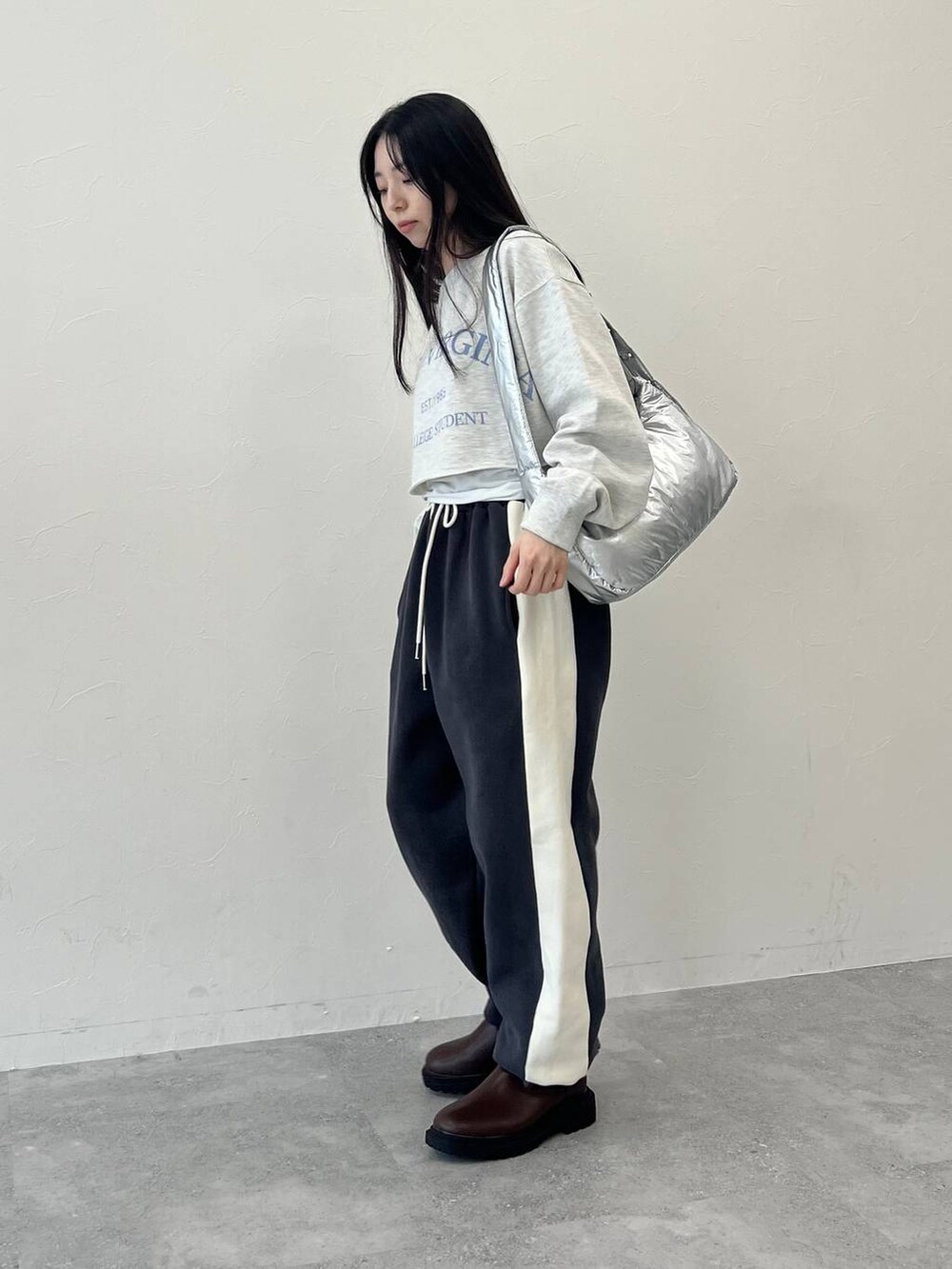 グレー系のTシャツ/カットソー、その他のショルダーバッグ、グレー系のスウェットパンツを着用したレディースの冬コーディネートの5枚目の写真