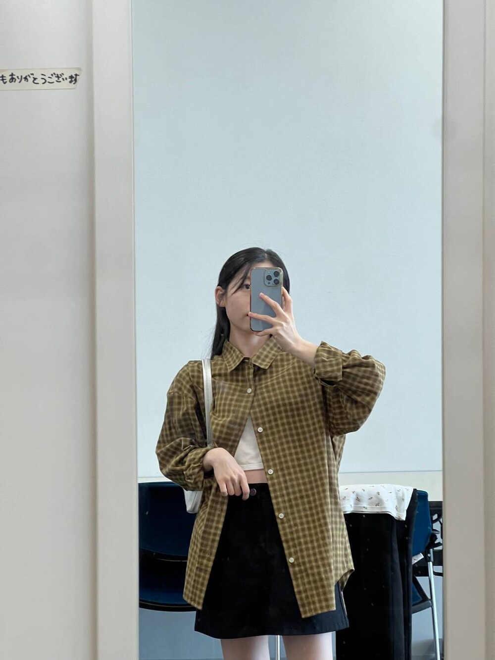 ブラック系のデニムスカート、その他のハンドバッグ、その他のシャツ/ブラウスを着用したレディースの秋コーディネートの8枚目の写真