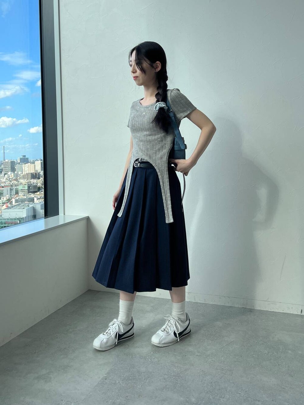 ブルー系のスカート、グレー系のTシャツ/カットソーを着用したレディースの夏コーディネートの2枚目の写真