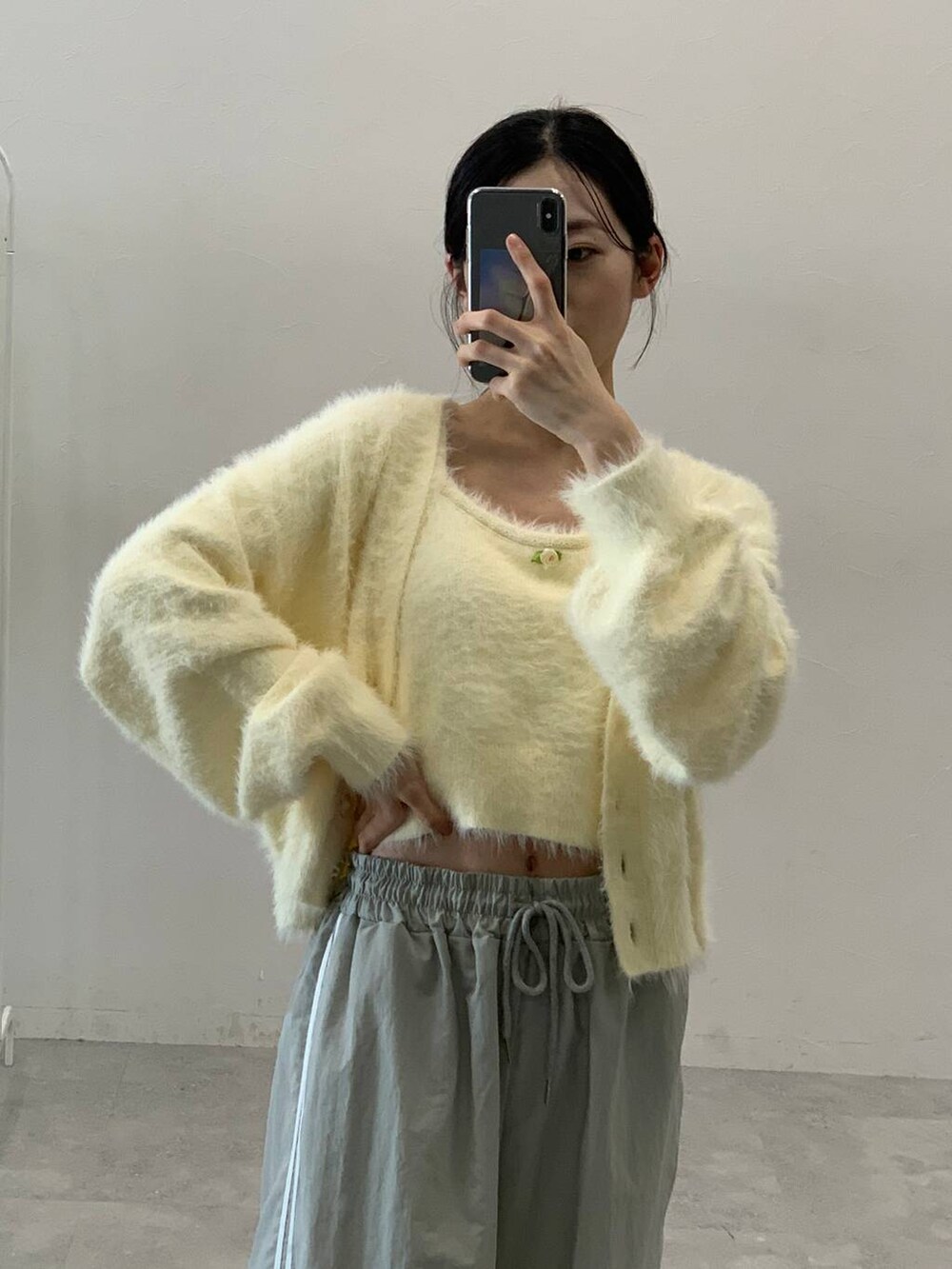 グレー系のその他パンツ、ホワイト系のカーディガン/ボレロを着用したレディースの秋コーディネートの6枚目の写真