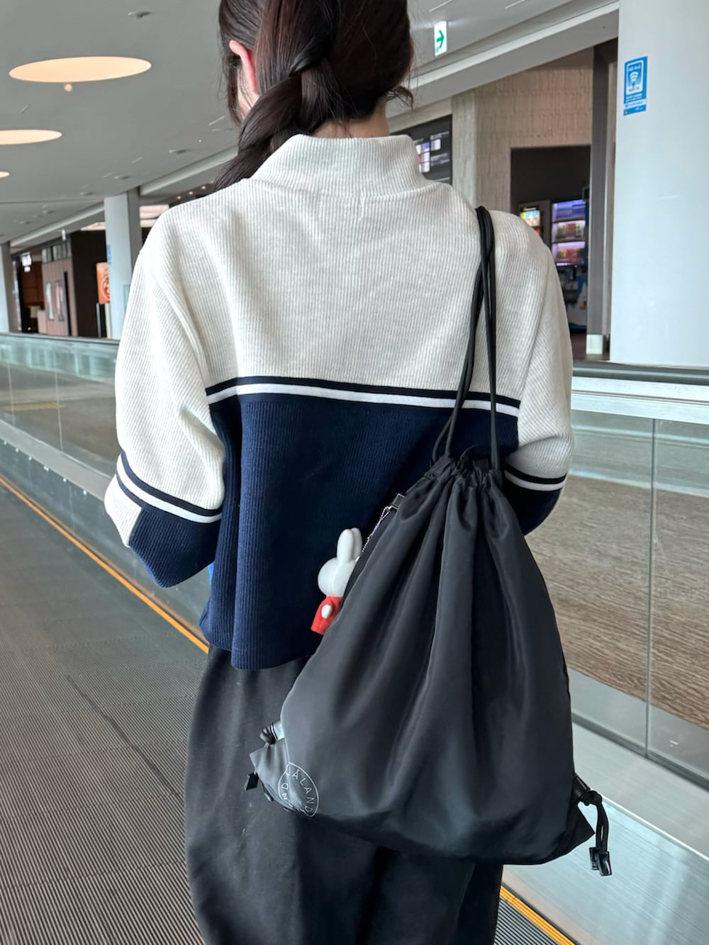 ホワイト系のスニーカー、ブラック系のスウェットパンツ、ブラック系のスウェットパンツを着用したレディースの秋コーディネートの5枚目の写真