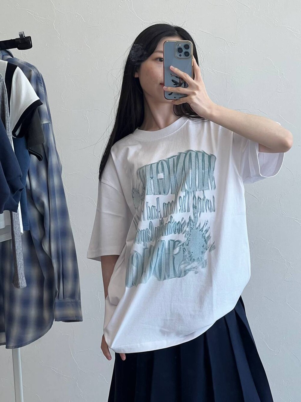 ホワイト系のTシャツ/カットソー、ブルー系のスカートを着用したレディースの春コーディネートの6枚目の写真