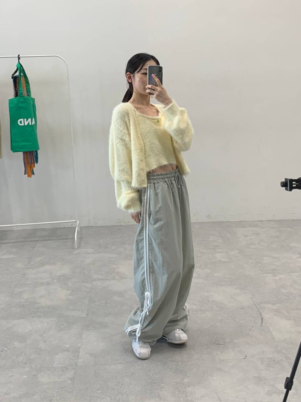 グレー系のその他パンツ、ホワイト系のカーディガン/ボレロを着用したレディースの秋コーディネートの3枚目の写真