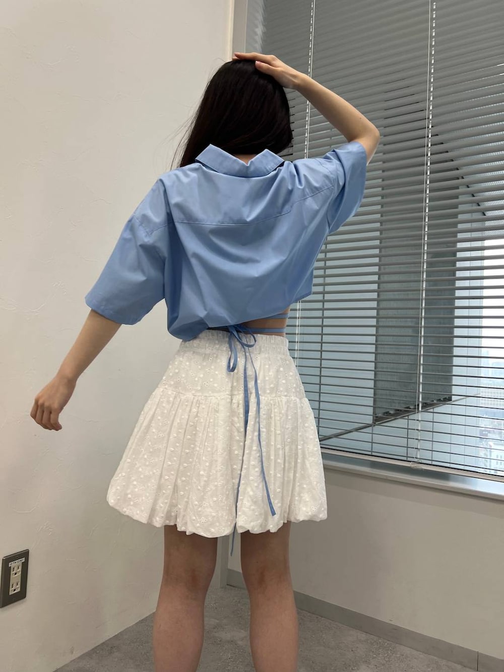 ブルー系のシャツ/ブラウス、ベージュ系のスカートを着用したレディースの春コーディネートの6枚目の写真