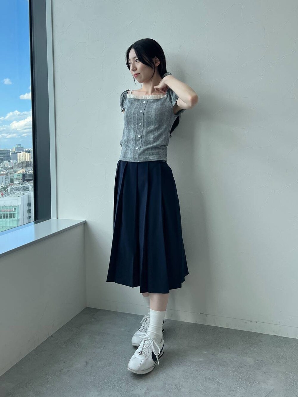 ブルー系のスカート、グレー系のTシャツ/カットソーを着用したレディースの夏コーディネートの2枚目の写真