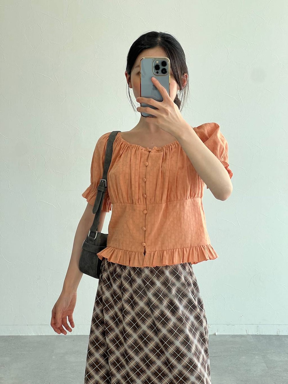 ブラック系のサンダル、オレンジ系のシャツ/ブラウス、ブラック系のトートバッグを着用したレディースの夏コーディネートの6枚目の写真