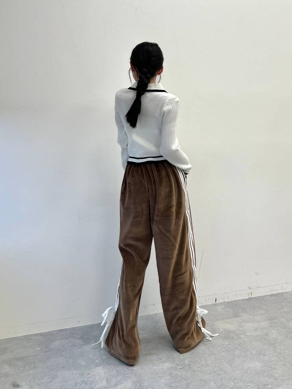 ホワイト系のカーディガン/ボレロを着用したレディースの冬コーディネートの3枚目の写真