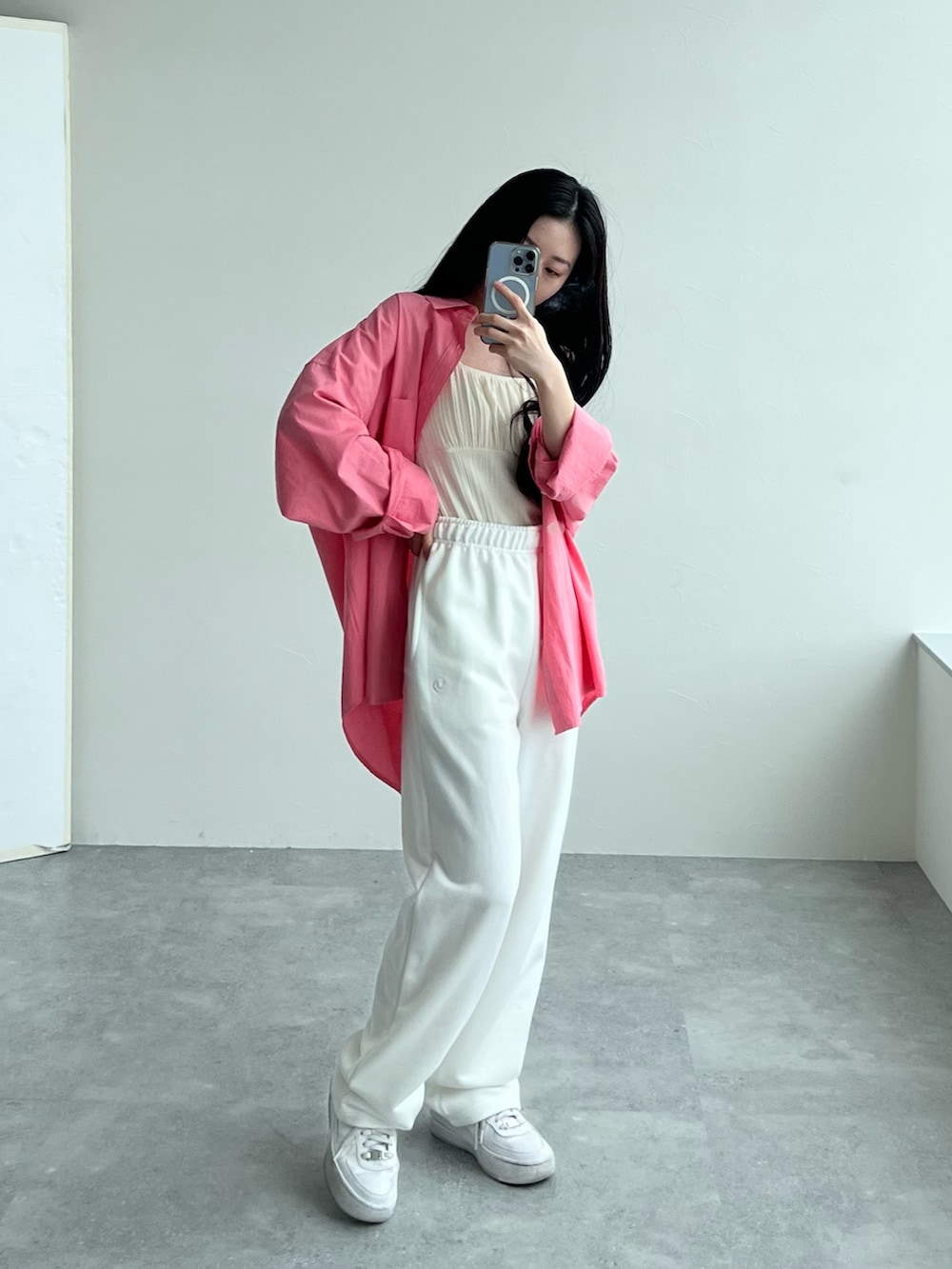 ベージュ系のスウェットパンツ、ピンク系のシャツ/ブラウス、ベージュ系のキャミソールを着用したレディースの春コーディネートの2枚目の写真