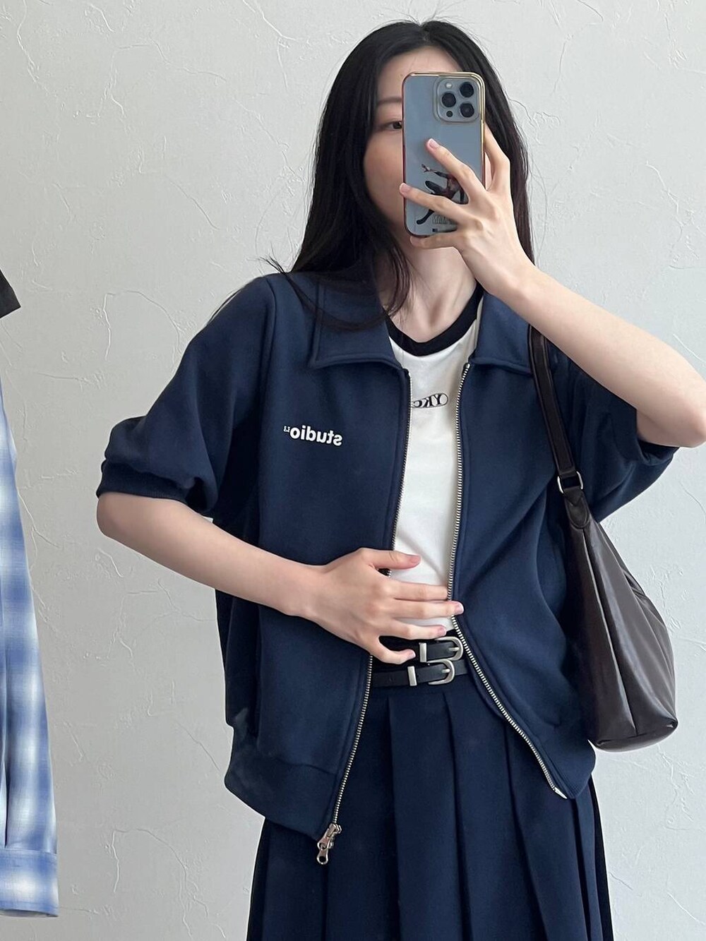 ブルー系のスウェット、ホワイト系のTシャツ/カットソー、ブルー系のスカートを着用したレディースの春コーディネートの7枚目の写真