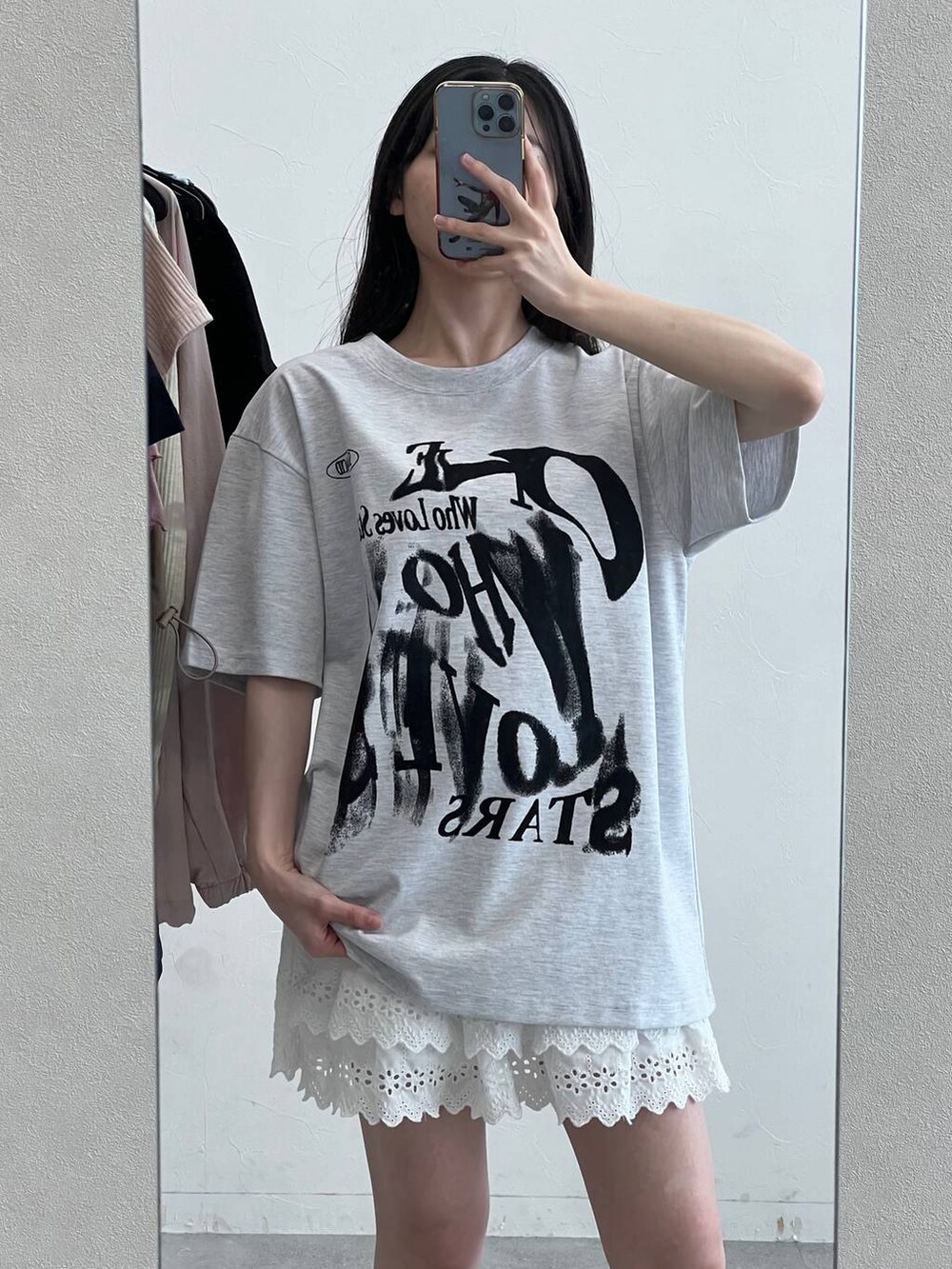 グレー系のTシャツ/カットソー、ホワイト系のスカートを着用したレディースの春コーディネートの7枚目の写真