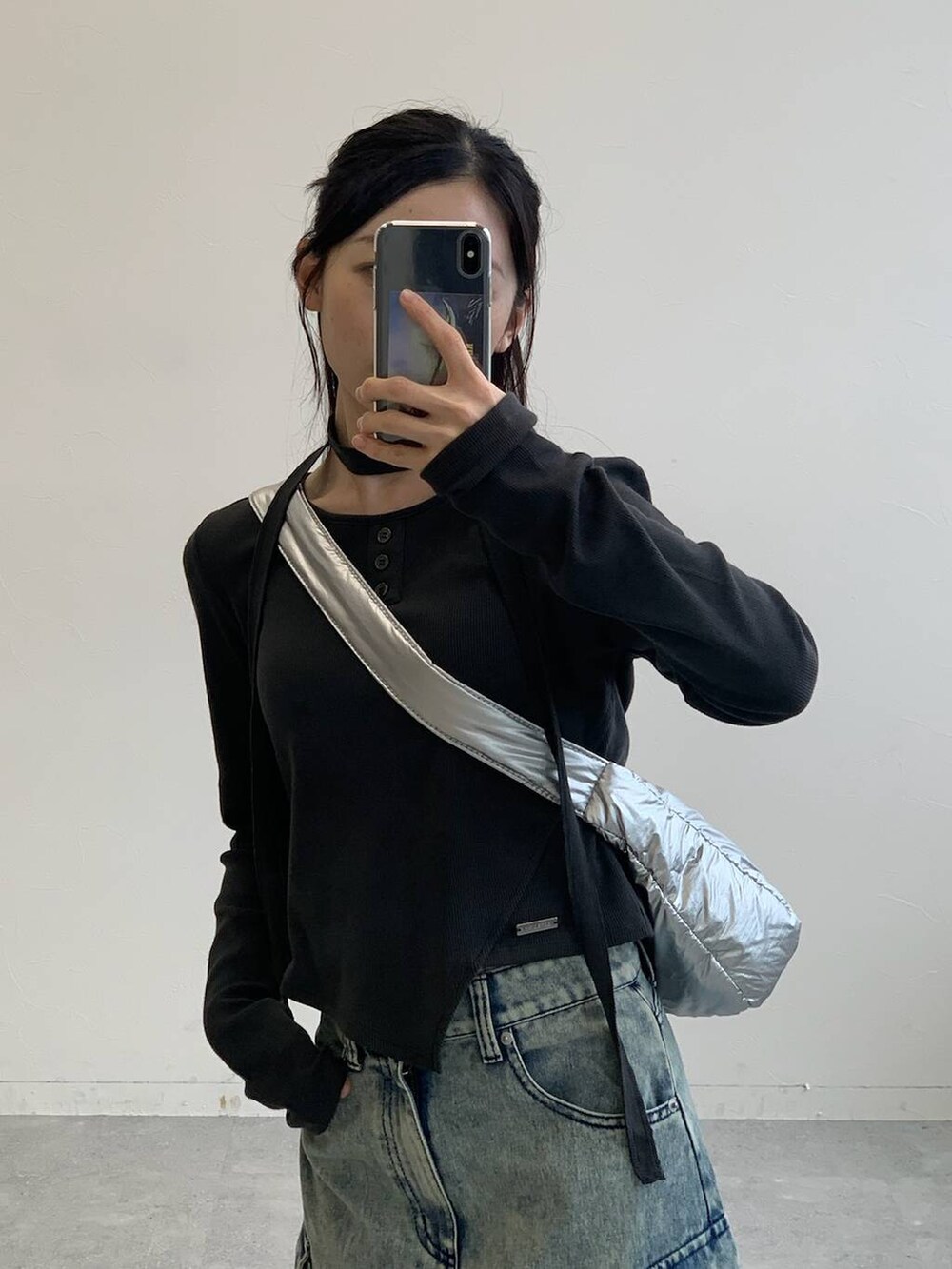 その他のショルダーバッグ、ブルー系のデニムスカート、グレー系のTシャツ/カットソーを着用したレディースの秋コーディネートの6枚目の写真