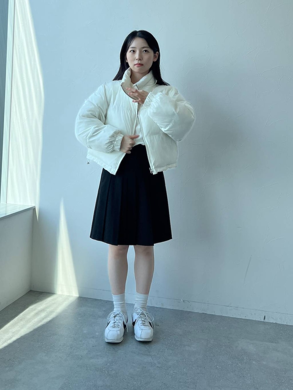 ブラック系のその他パンツ、ベージュ系のダウンジャケット/コートを着用したレディースの秋コーディネートの6枚目の写真