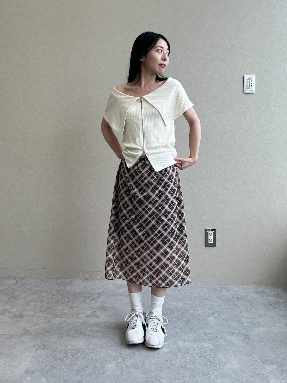 ブラウン系のスカート、ホワイト系のTシャツ/カットソーを着用したレディースの夏コーディネートの2枚目の写真