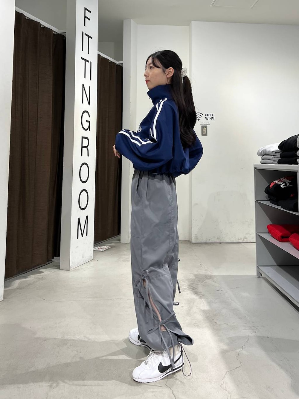 ブルー系のブルゾン、グレー系のその他パンツを着用したレディースの春コーディネートの3枚目の写真
