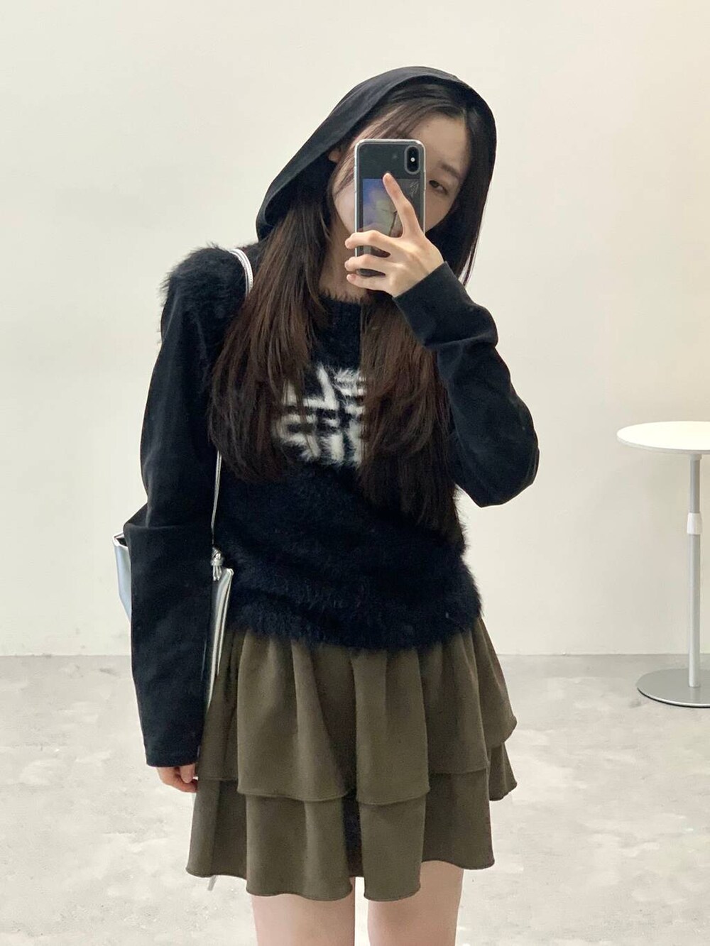 「低身長、韓国系、休日コーデ、フェミニン、カジュアル、ALAND、スカート、おでかけ、韓国ファッション、ベスト、ミニスカート、パーカー、冬コーデ」｜「3.3 Field Trip の3.3 Field Trip／ピグメントパーカー（Tシャツ/カットソー、ブラック系）」を使った、みれいさん（レディース・150cm）の冬コーディネートの6枚目の写真