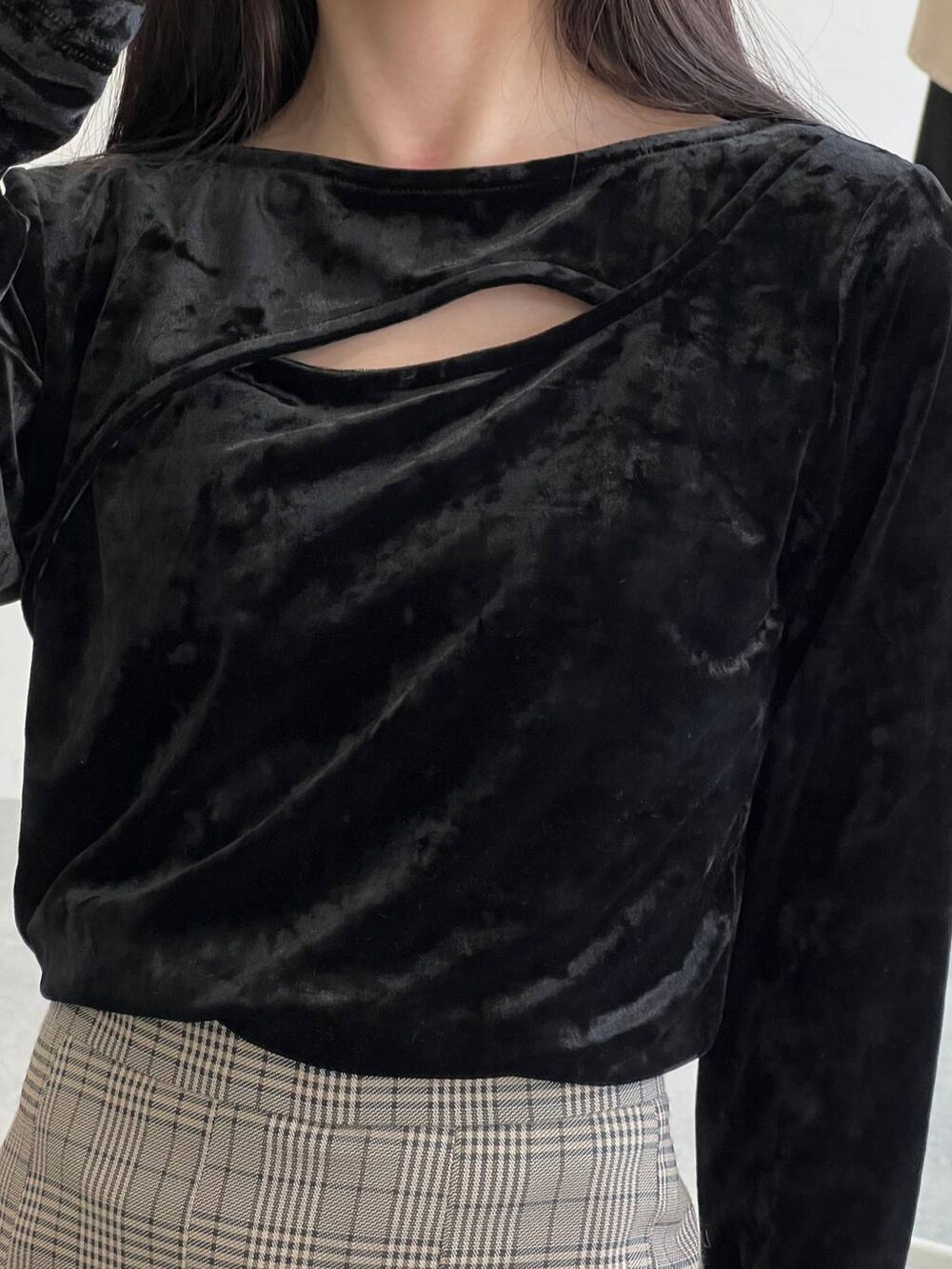 ブラック系のTシャツ/カットソー、ブラウン系のスカート、ブルー系のトートバッグを着用したレディースの冬コーディネートの9枚目の写真