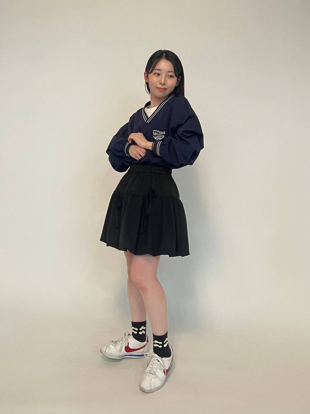 ブラック系のスウェット、ブラック系のスカートを着用したレディースの冬コーディネートの3枚目の写真