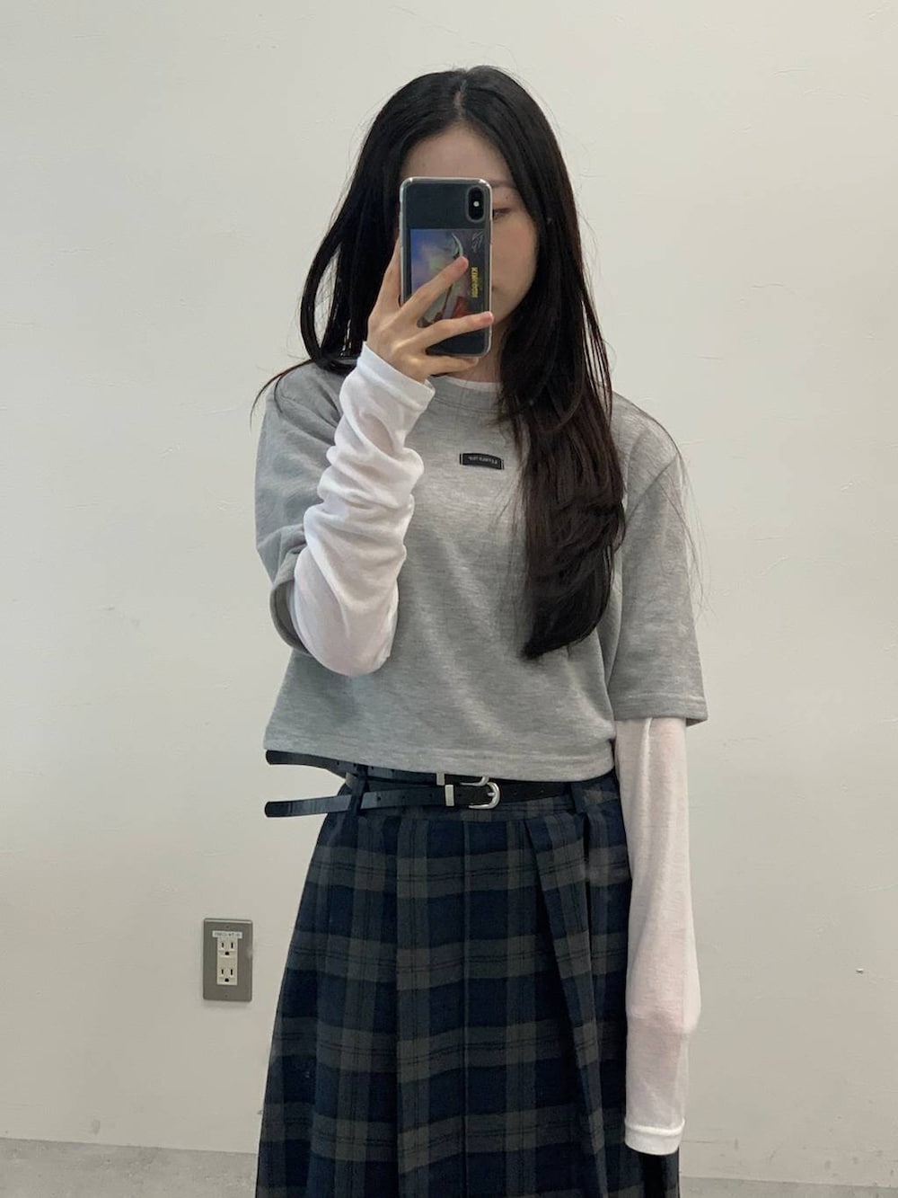 グレー系のスカート、ホワイト系のTシャツ/カットソーを着用したレディースの秋コーディネートの8枚目の写真