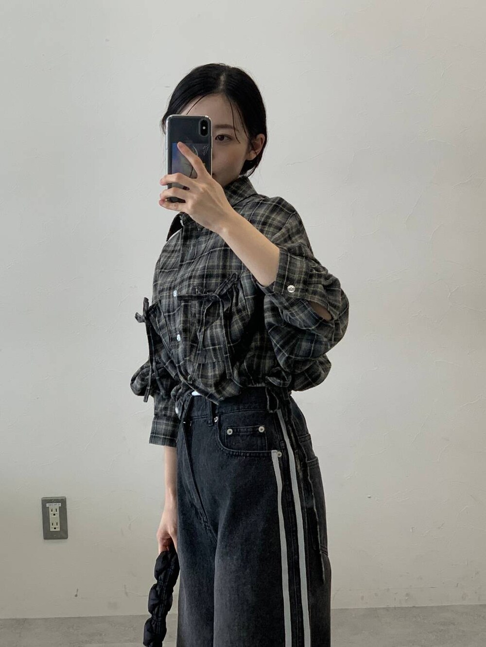 ブラック系のショルダーバッグ、その他のデニムパンツ、グレー系のシャツ/ブラウスを着用したレディースの秋コーディネートの3枚目の写真