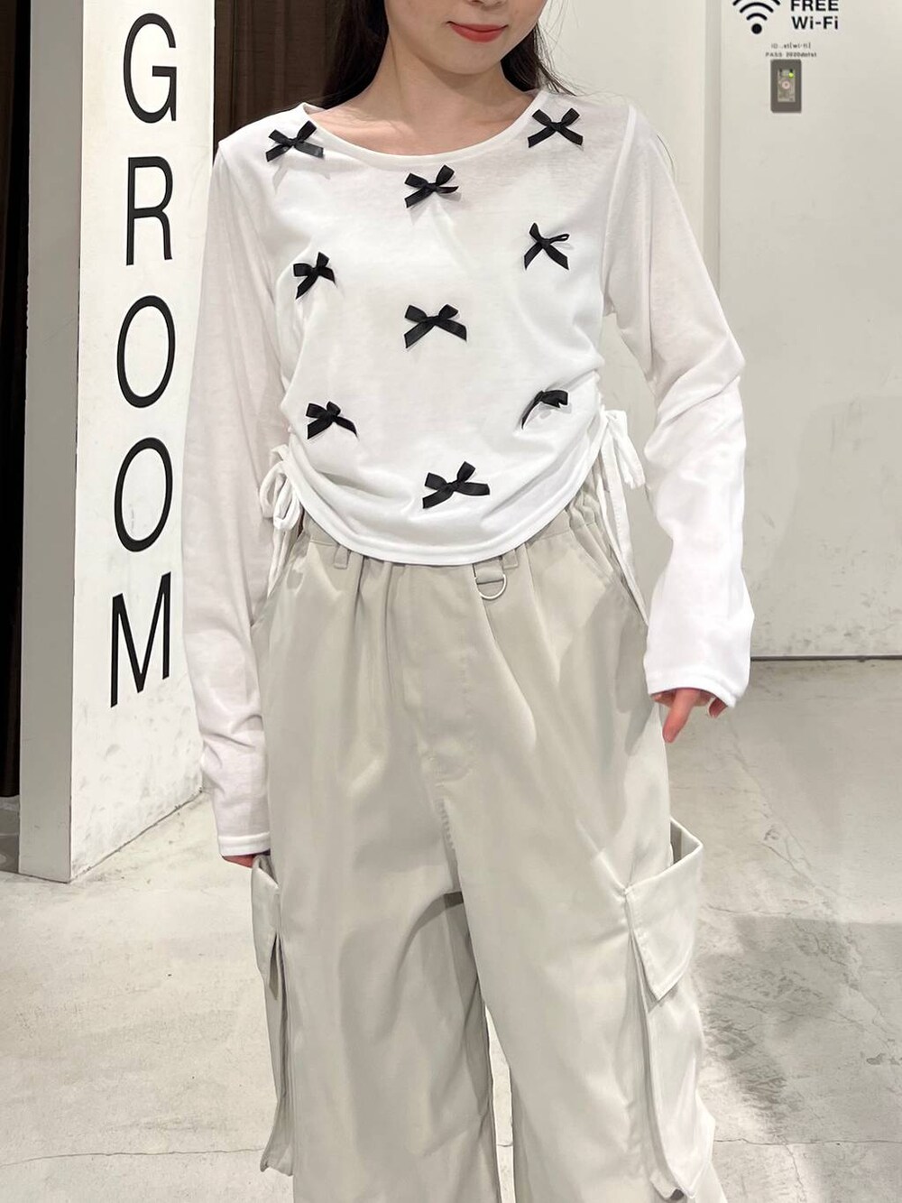 ホワイト系のTシャツ/カットソー、グレー系のカーゴパンツを着用したレディースの春コーディネートの5枚目の写真