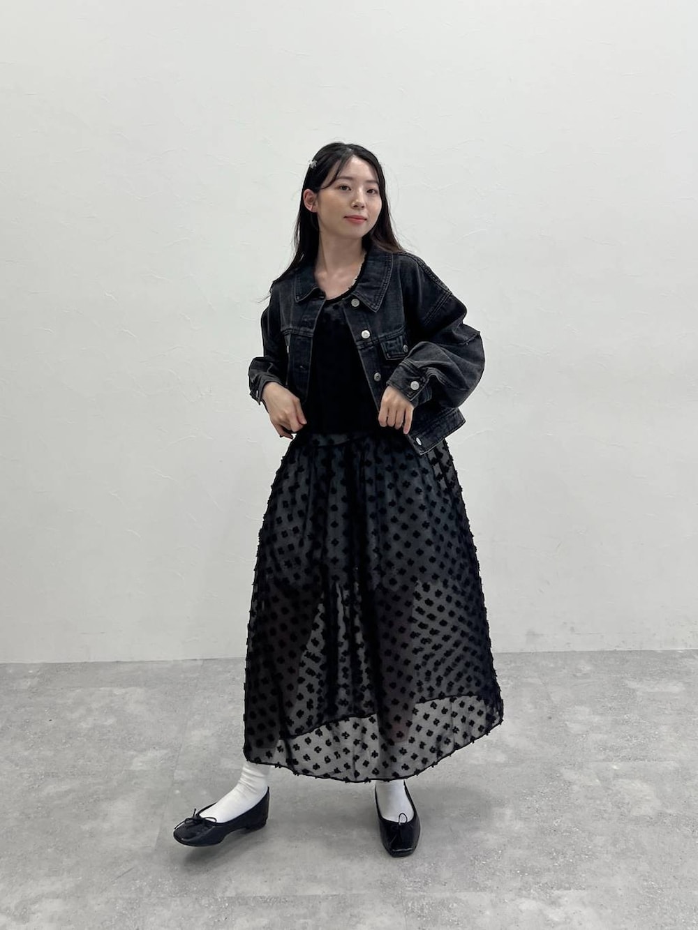 ブラック系のワンピース、ブラック系のデニムジャケットを着用したレディースの春コーディネートの8枚目の写真