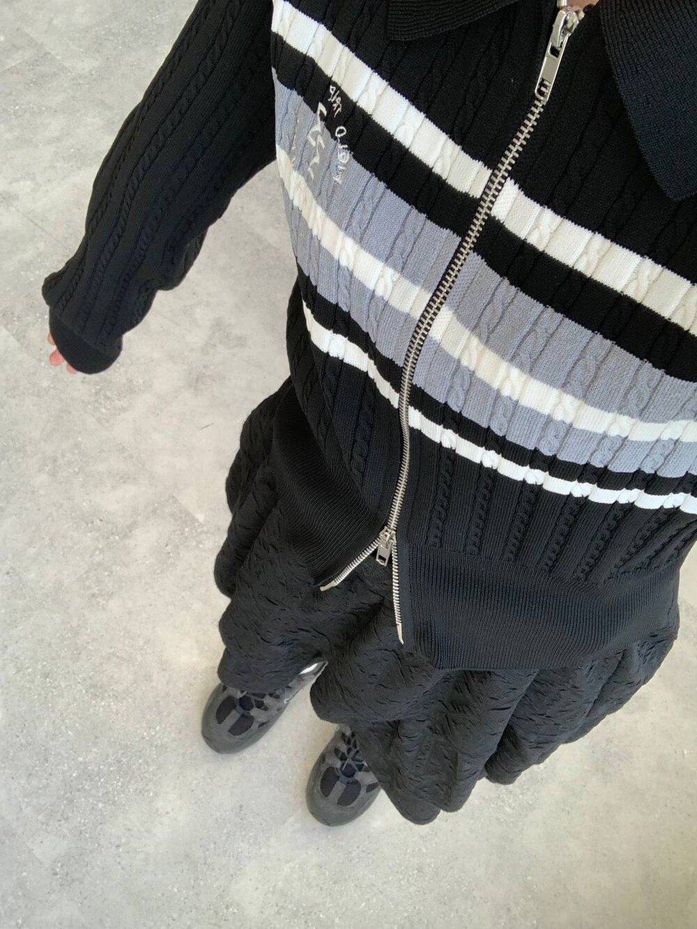 ブラック系のスカート、ブラック系のカーディガン/ボレロを着用したレディースの秋コーディネートの6枚目の写真