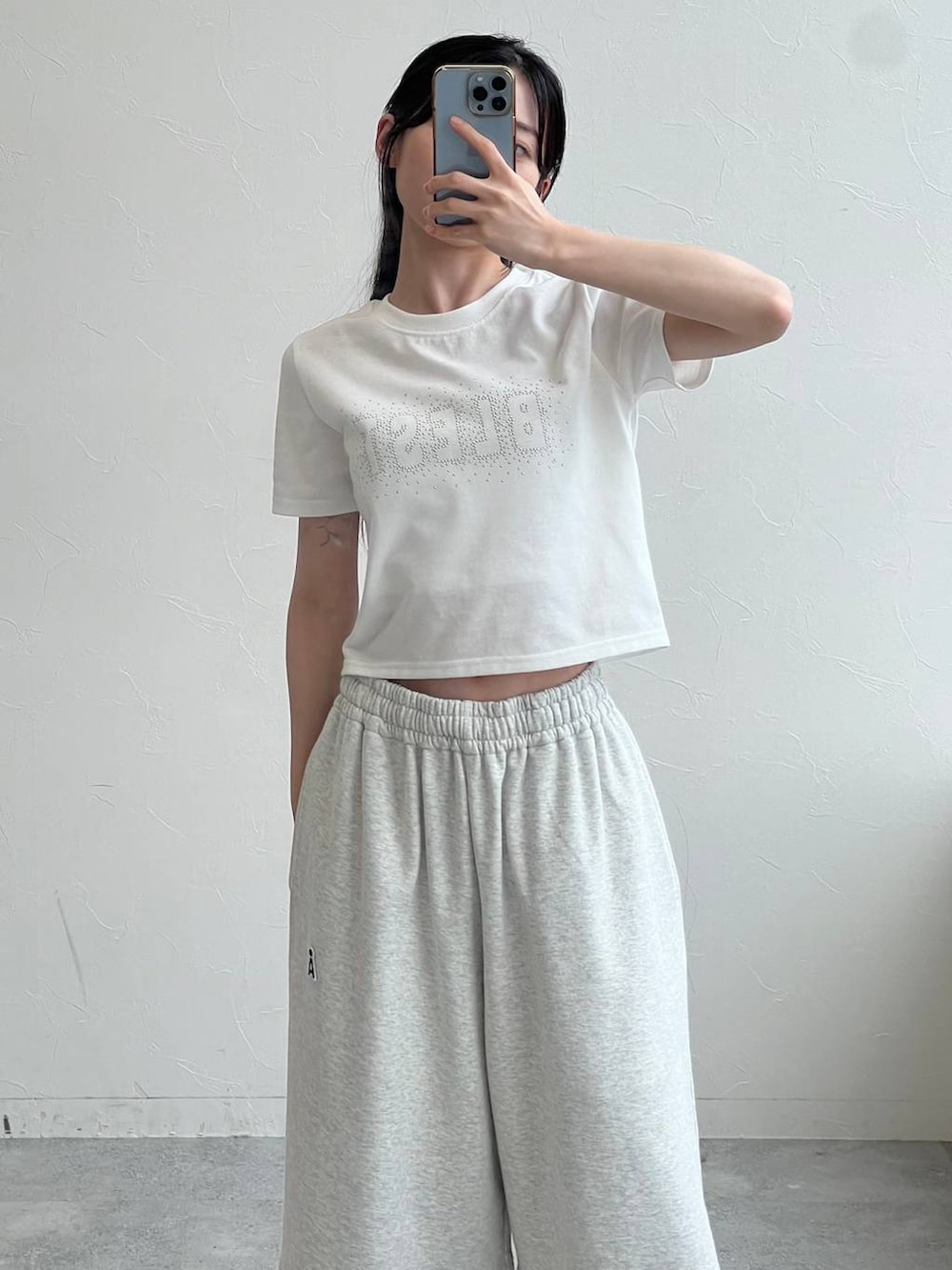 グレー系のスウェットパンツ、ホワイト系のTシャツ/カットソーを着用したレディースの夏コーディネートの3枚目の写真