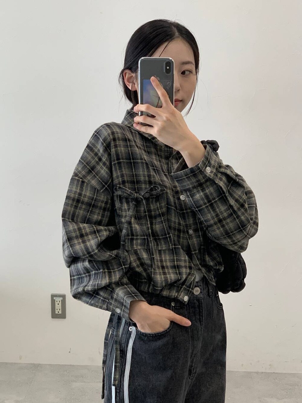 ブラック系のショルダーバッグ、その他のデニムパンツ、グレー系のシャツ/ブラウスを着用したレディースの秋コーディネートの6枚目の写真