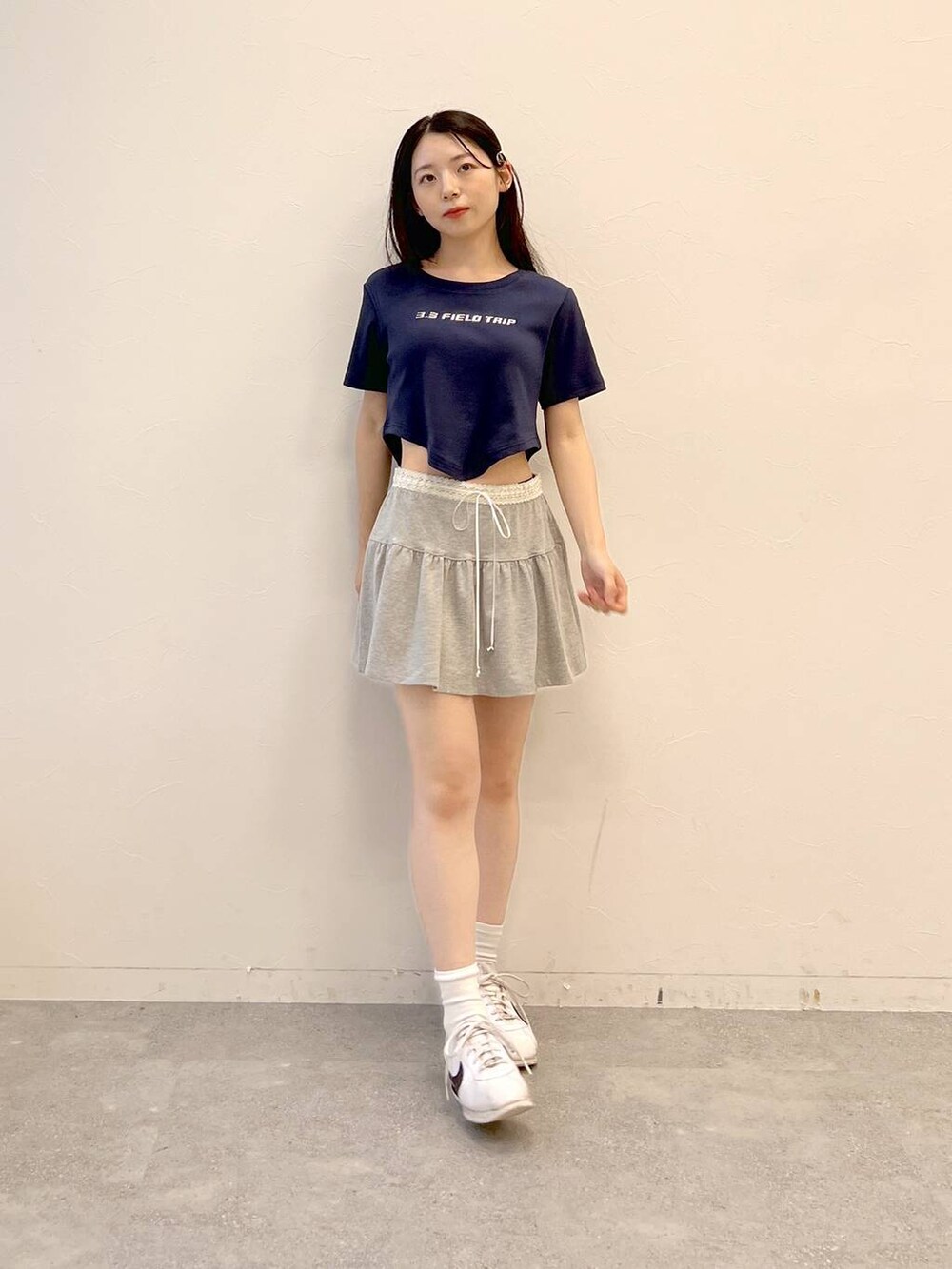 グレー系のスカート、ブルー系のTシャツ/カットソーを着用したレディースの夏コーディネートの2枚目の写真