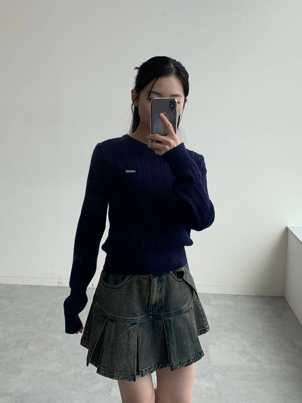 ブルー系のTシャツ/カットソー、ブルー系のデニムスカートを着用したレディースの秋コーディネートの4枚目の写真