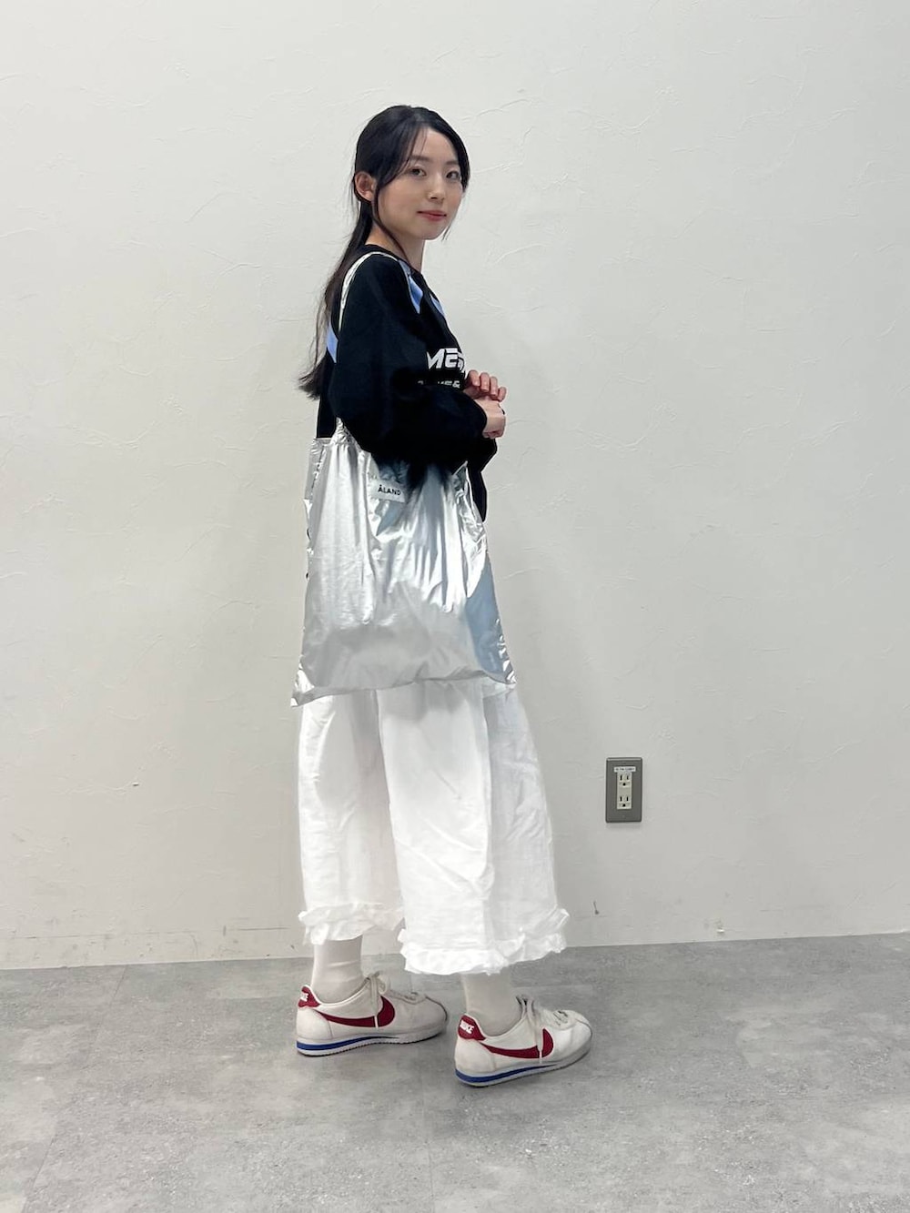 グレー系のトートバッグ、ブラック系のTシャツ/カットソーを着用したレディースの春コーディネートの4枚目の写真
