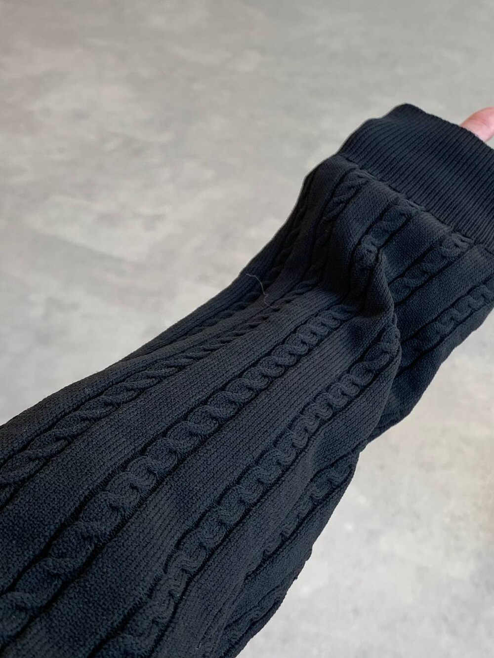 ブラック系のスカート、ブラック系のカーディガン/ボレロを着用したレディースの秋コーディネートの7枚目の写真