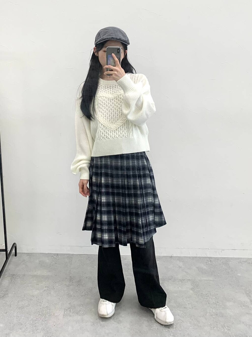 ホワイト系のニット/セーター、ブルー系のスカート、グレー系のハンチング/ベレー帽を着用したレディースの冬コーディネートの2枚目の写真