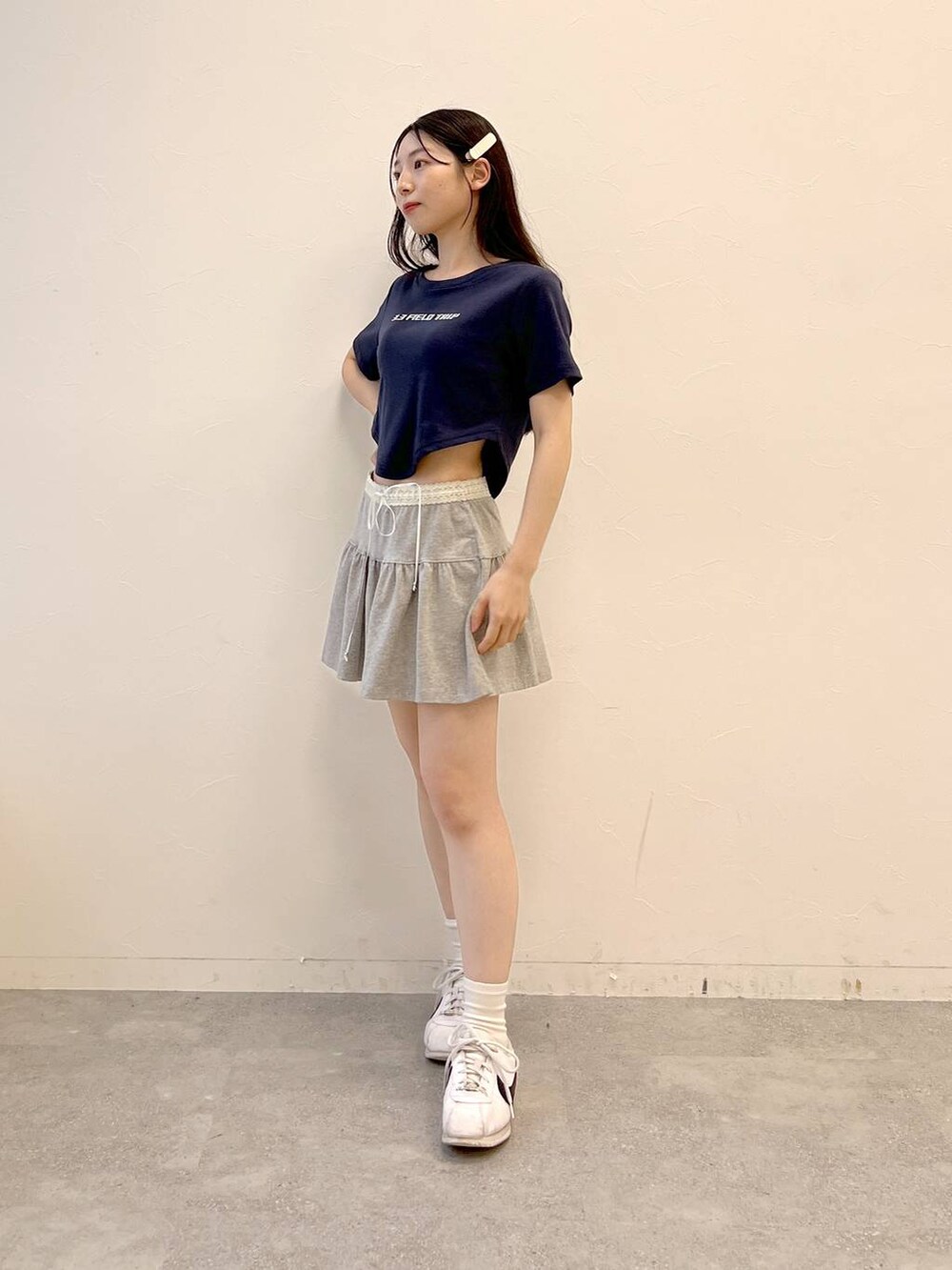 グレー系のスカート、ブルー系のTシャツ/カットソーを着用したレディースの夏コーディネートの3枚目の写真