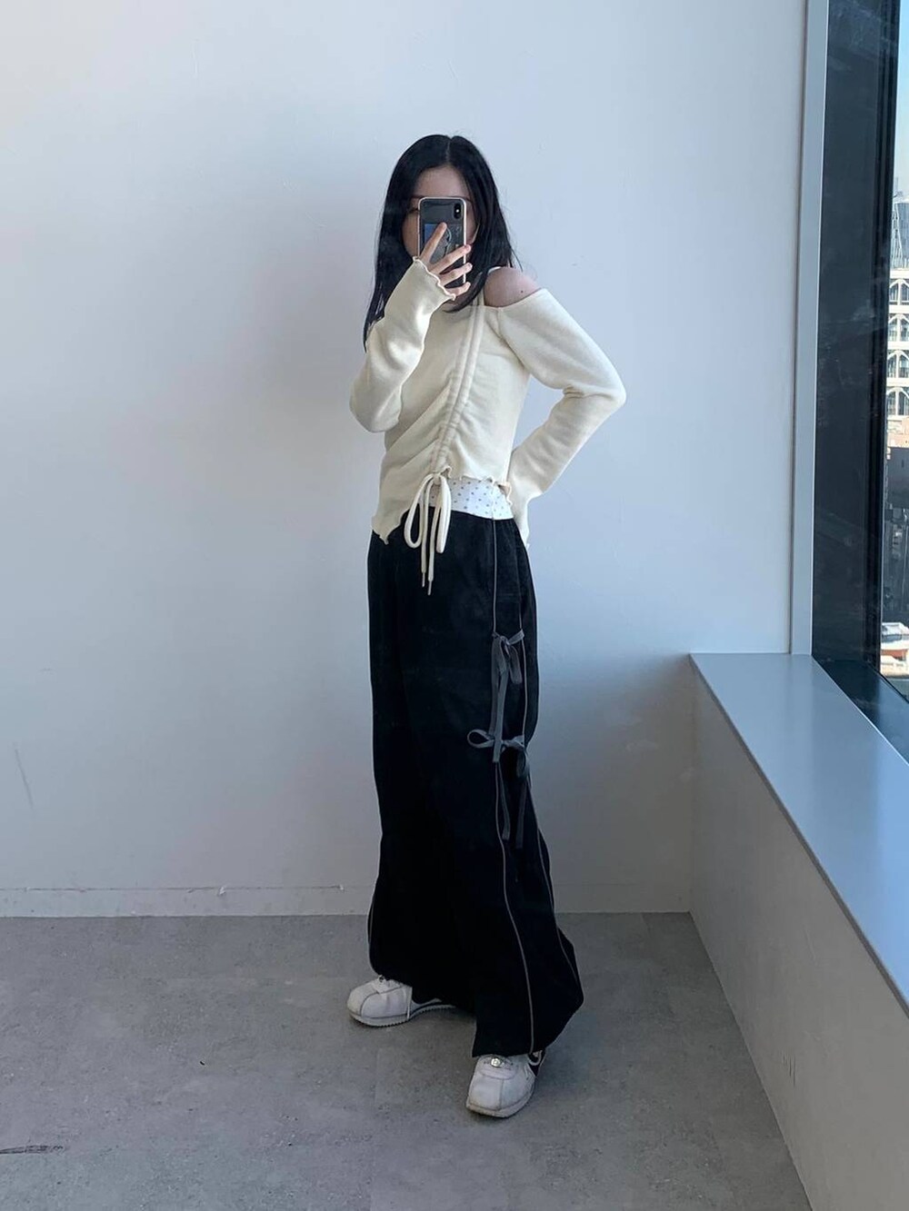 ブラック系のその他パンツ、ホワイト系のTシャツ/カットソーを着用したレディースの冬コーディネートの4枚目の写真