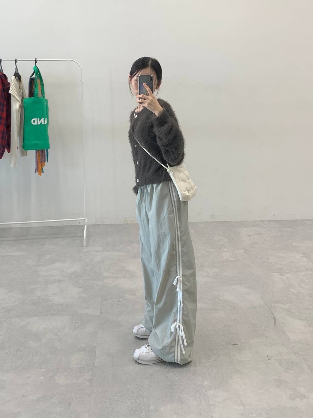 グレー系のその他パンツ、グレー系のカーディガン/ボレロ、ホワイト系のショルダーバッグを着用したレディースの秋コーディネートの4枚目の写真