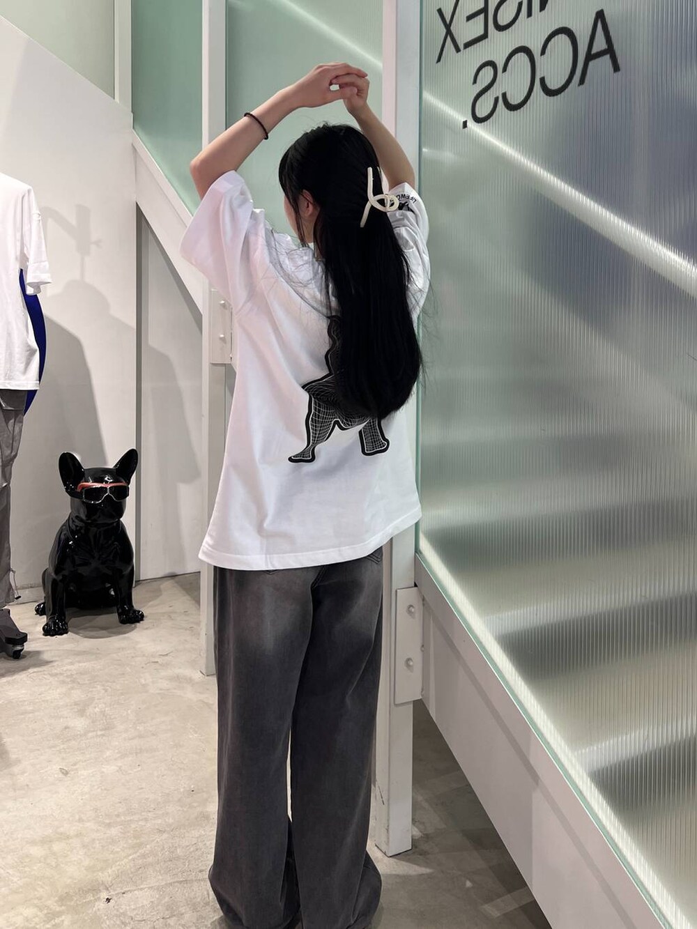 ホワイト系のTシャツ/カットソーを着用したレディースの夏コーディネートの2枚目の写真