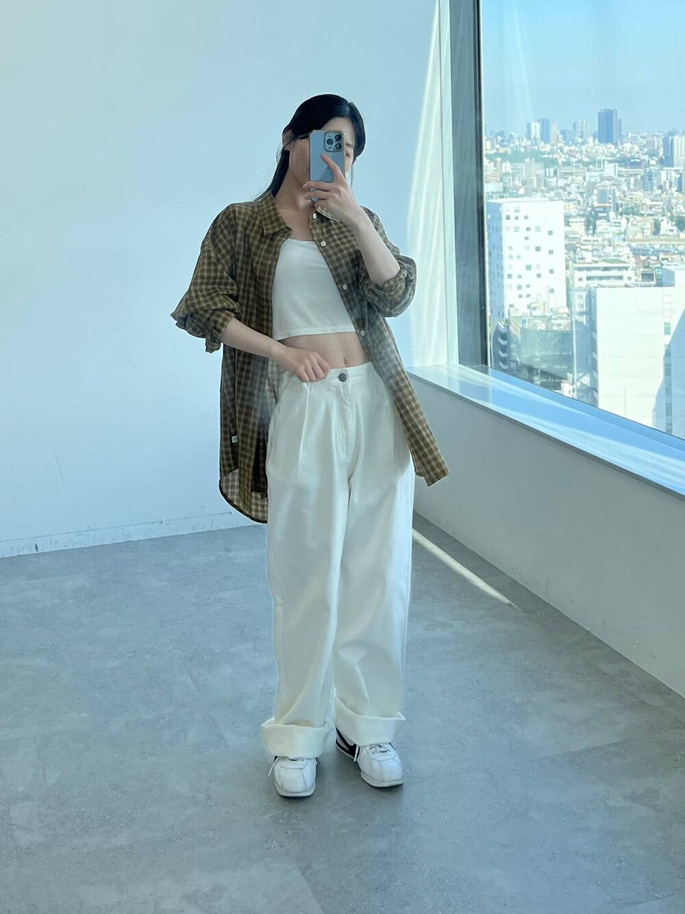 ホワイト系のその他パンツ、その他のシャツ/ブラウスを着用したレディースの秋コーディネートの6枚目の写真