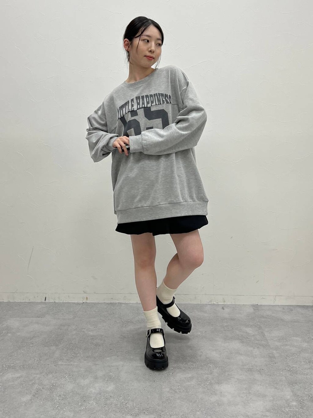 ブラウン系のブルゾン、グレー系のスウェット、ブラック系のハンドバッグを着用したレディースの冬コーディネートの7枚目の写真