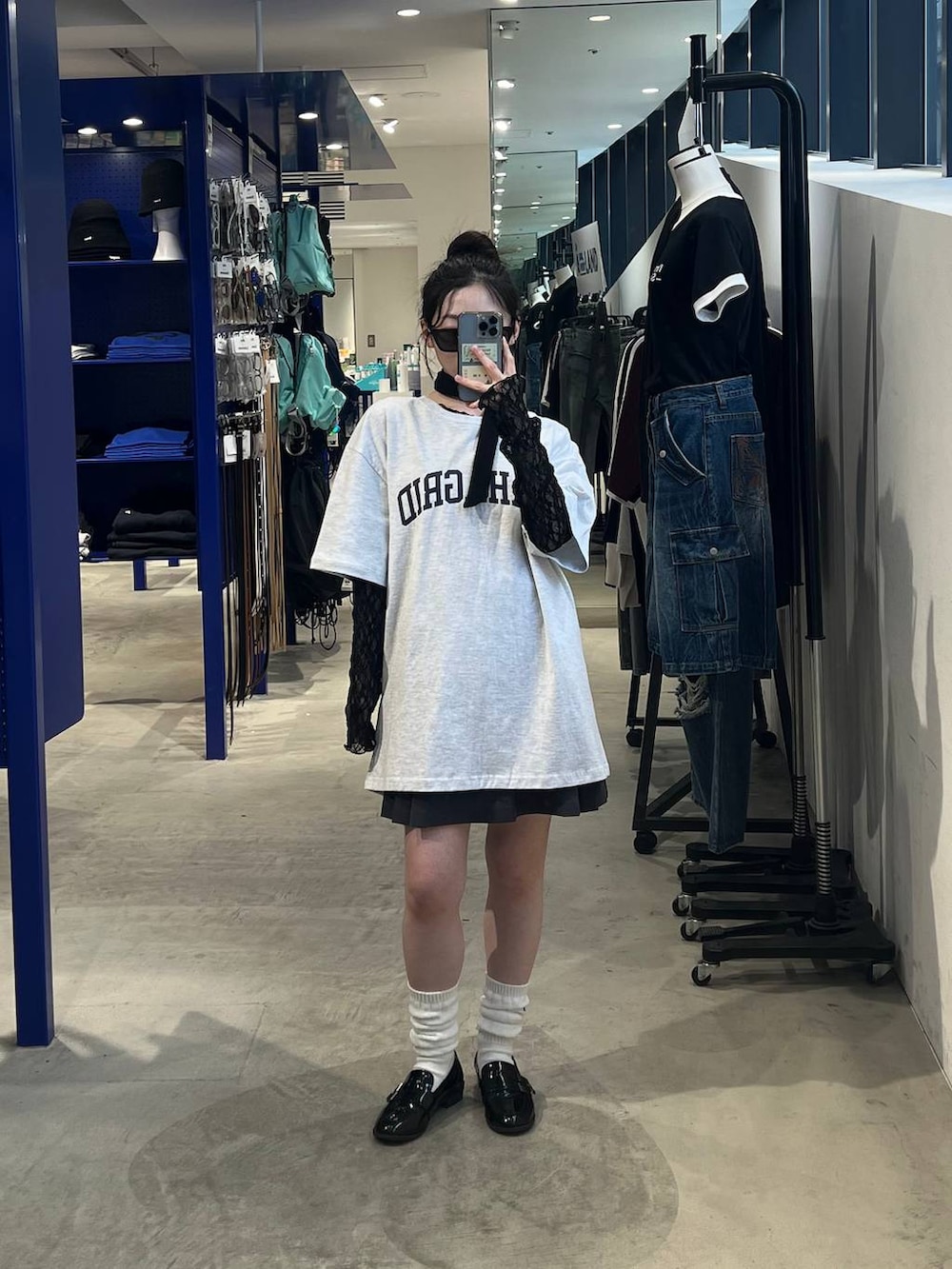 グレー系のスカート、ブラック系のTシャツ/カットソー、ブラック系のサングラスを着用したレディースの春コーディネートの2枚目の写真