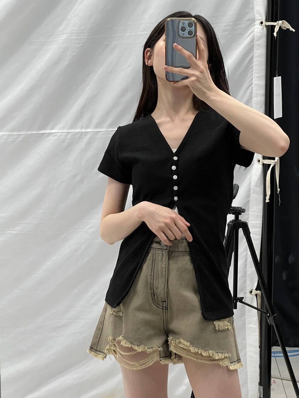 グレー系のデニムパンツ、ブラック系のカーディガン/ボレロを着用したレディースの夏コーディネートの5枚目の写真