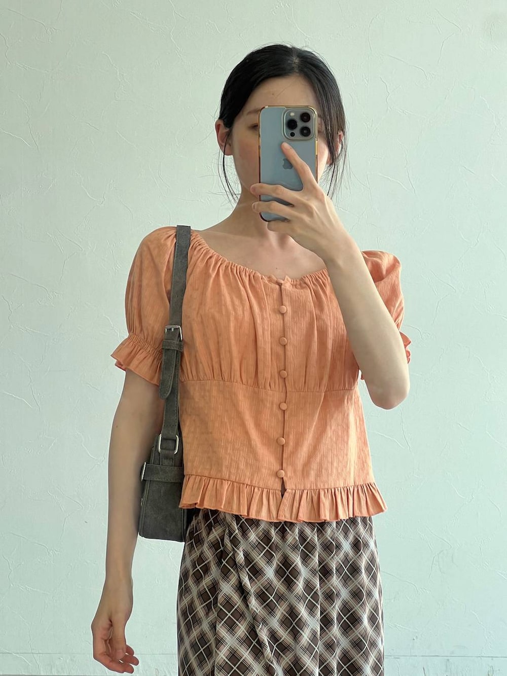 ブラック系のサンダル、オレンジ系のシャツ/ブラウス、ブラック系のトートバッグを着用したレディースの夏コーディネートの8枚目の写真