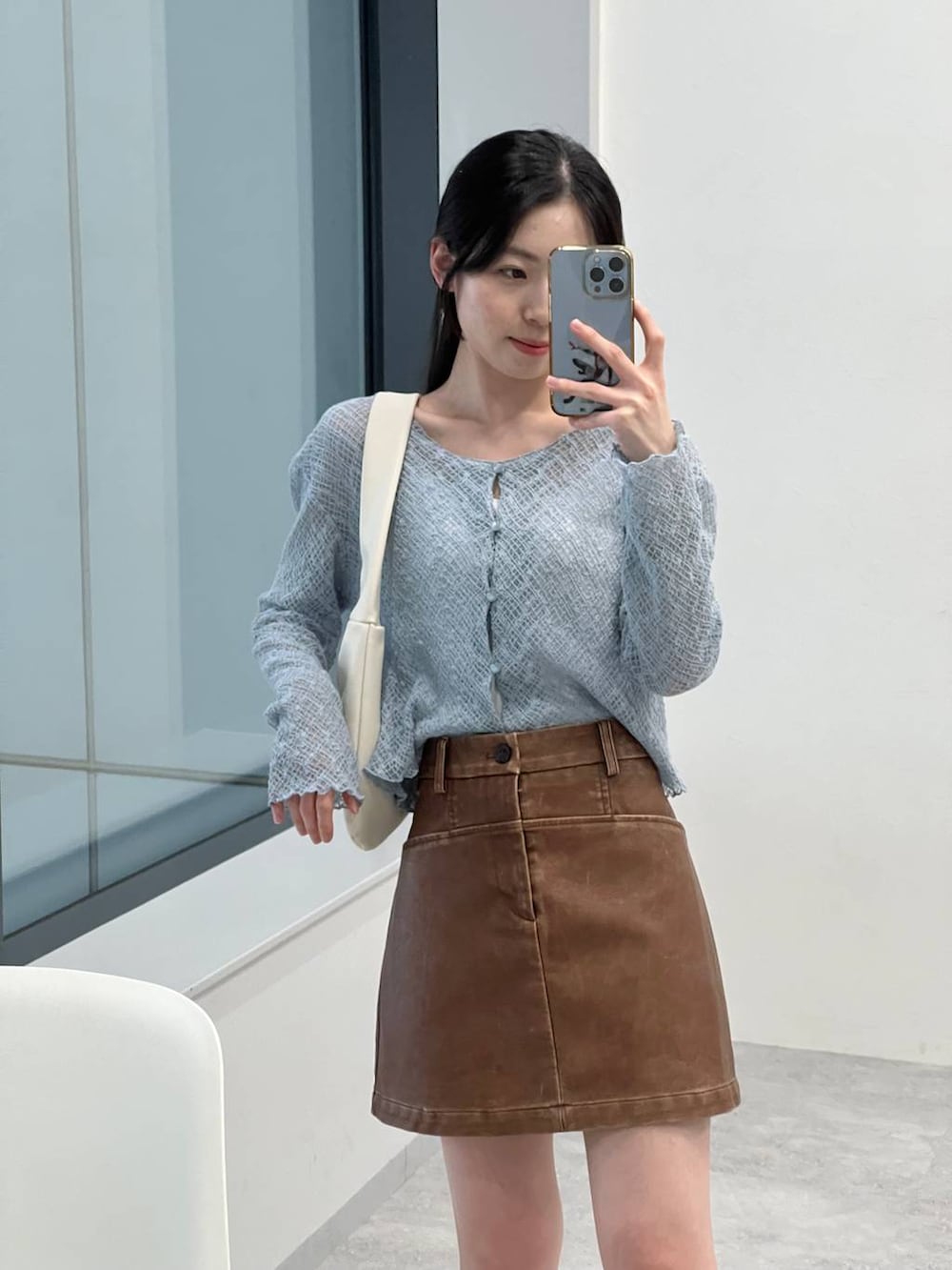 イエロー系のスカートを着用したレディースの春コーディネートの6枚目の写真