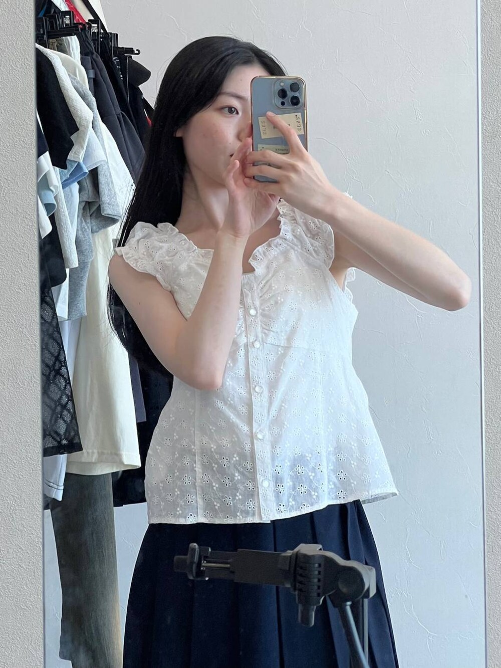 ブルー系のスカート、ホワイト系のシャツ/ブラウスを着用したレディースの春コーディネートの9枚目の写真